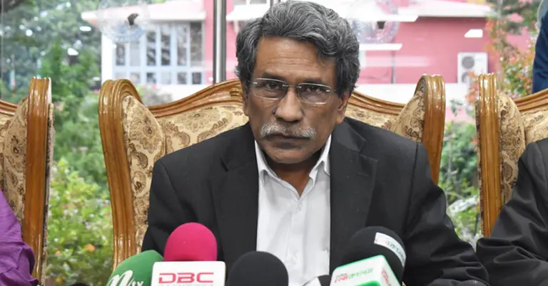 ফরেন সার্ভিস একাডেমিতে সাংবাদিকদের ব্রিফিং করছের আলী রীয়াজ